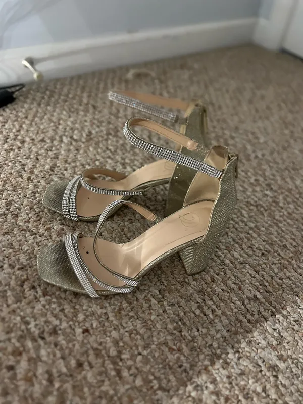 Gold heels Size 7 - Image 2