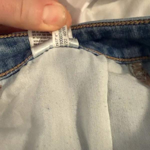 American Eagle High Rise Distressed Jegging 4R Light Wash. - Image 6