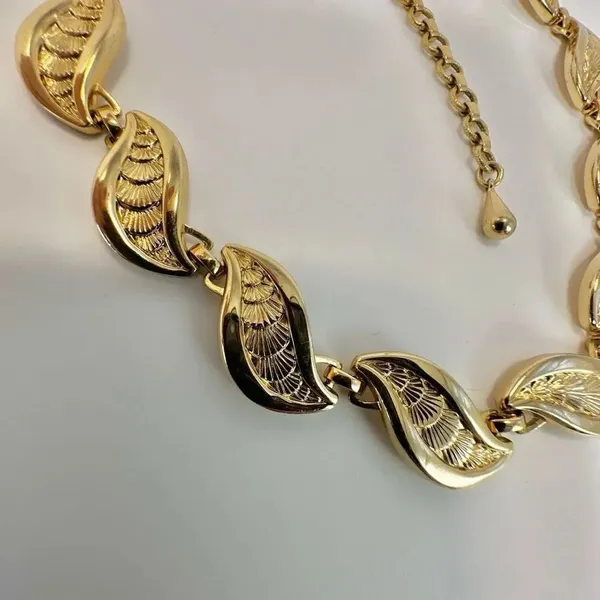 vintage monet gold tone leaf choker necklace - Image 5