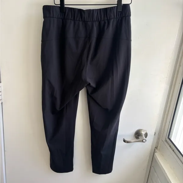 Lululemon On‎ The Fly Crop 23” black Pants 6 athleisure yoga workout streetwear - Image 4