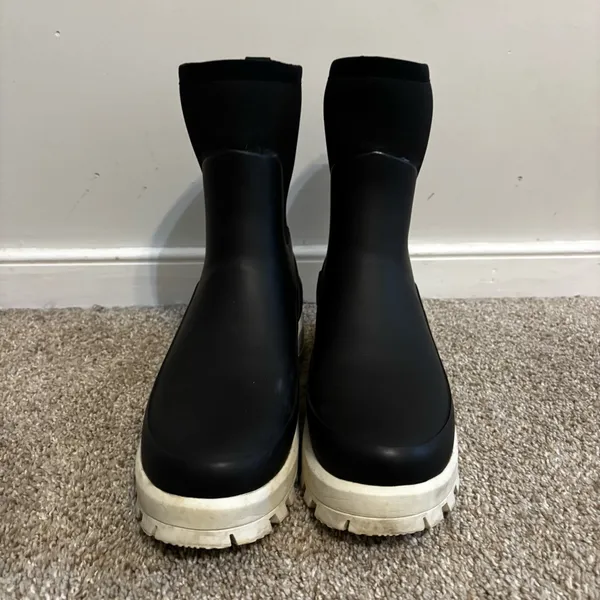 Hunter Women’s City Explorer Short Rain Boots, Black/Shaded White Size 9 - Image 4
