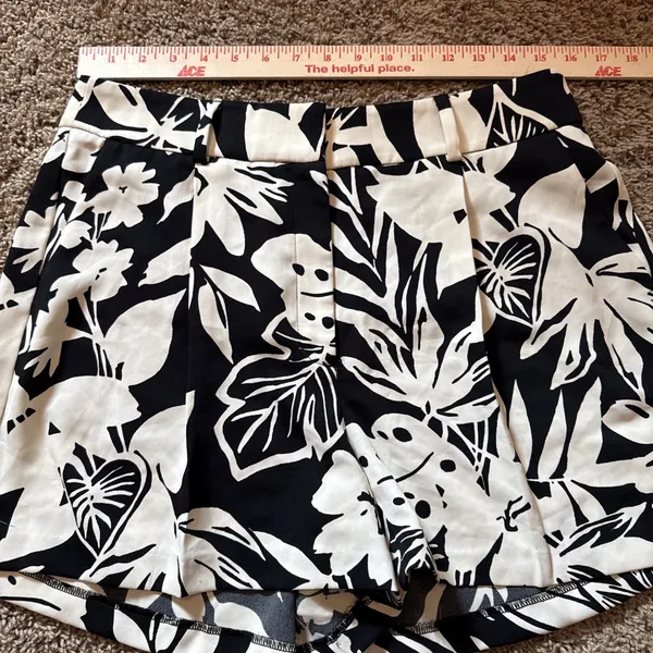 Express Stylist Shorts Women's 10 Black & White Floral Pleated High Rise - Image 3