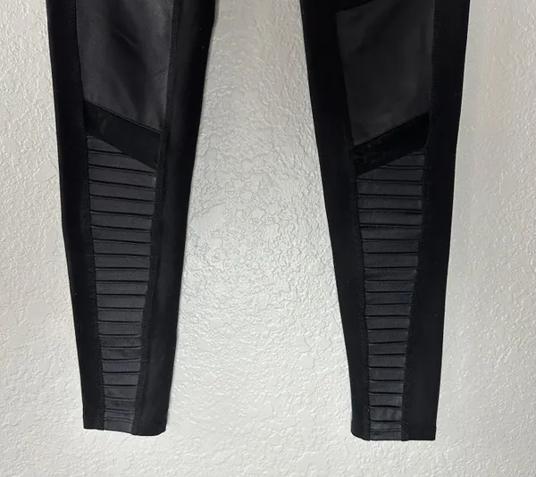 Alo Mid Waisted Moto Leggings Black Size XS. Heavy wear condition - Image 7