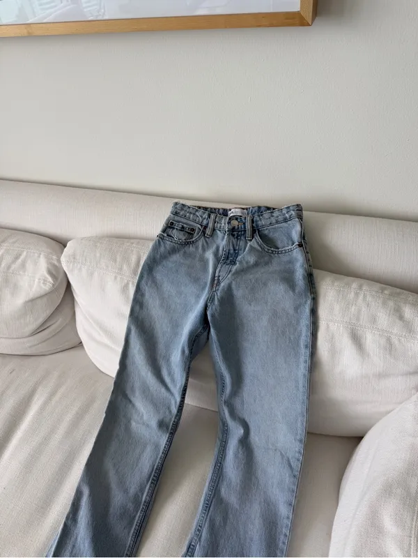 Zara Light Wash Jeans - Image 6