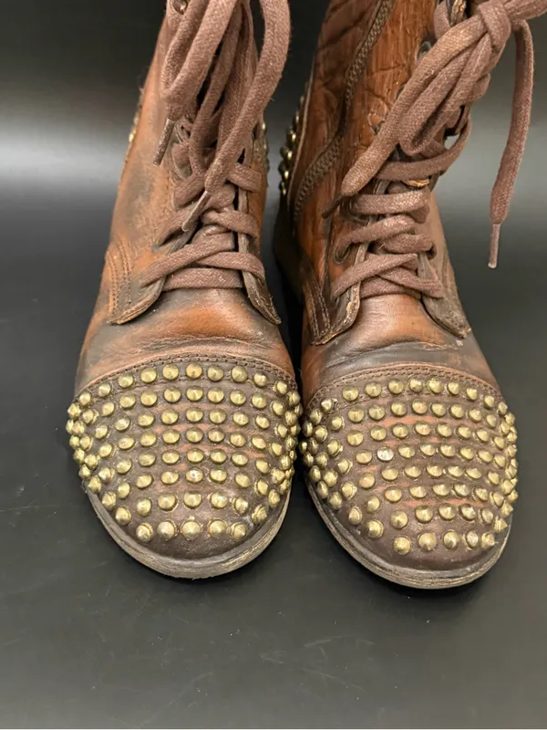 STEVE MADDEN “Tarnney” Distressed Brown Leather Studded Moto Boots Size 7.5M - Image 5