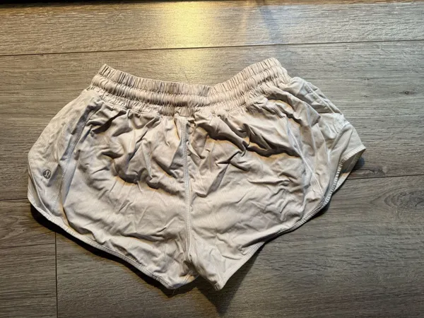 Lululemon Hotty Hot 2.5" Shorts - Image 3
