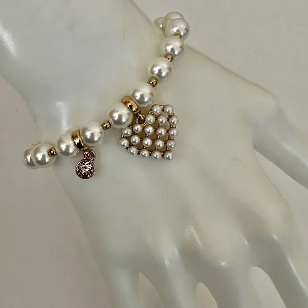 Faux pearl heart charm stretchy bracelet - Image 2