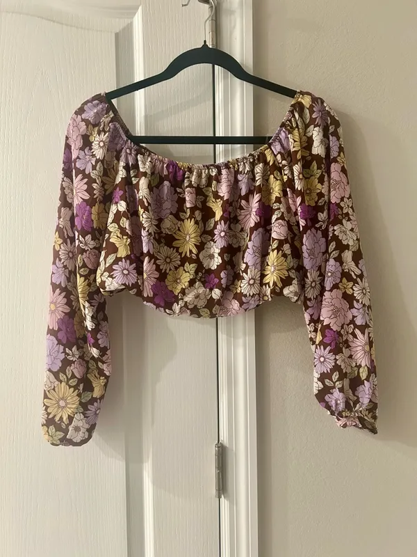 Le Lis Retro Floral Off-Shoulder Crop Top & Wide Leg Pants Two-Piece Set - Image 5