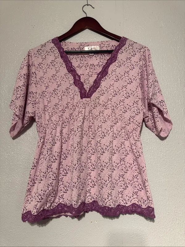 Women's Lavender Floral Lace-Trim V-Neck Top - Image 2