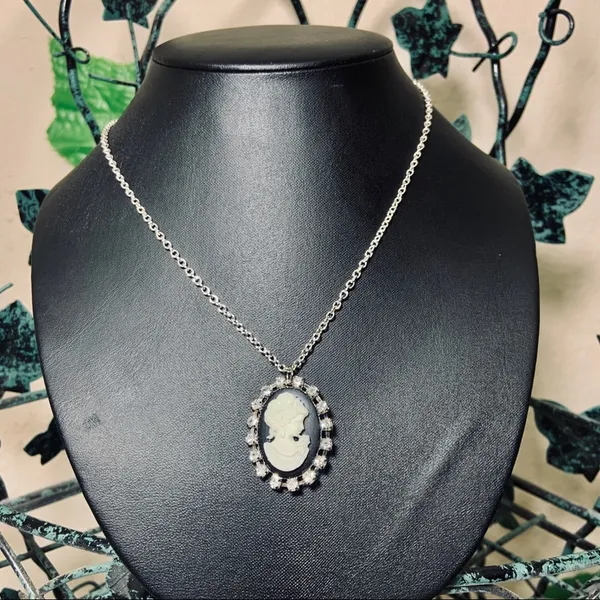 Rhinestone Cameo Necklace Goth New - Image 4