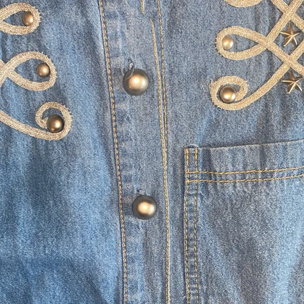 Vintage Western Style Embroidered Denim Button-Up Shirt - Image 5