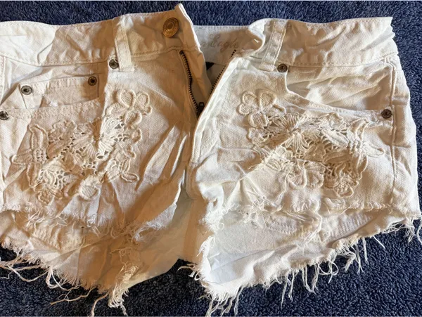 American Eagle White Denim Shorts with Floral Embroidery and Frayed Hem Size 4 - Image 5