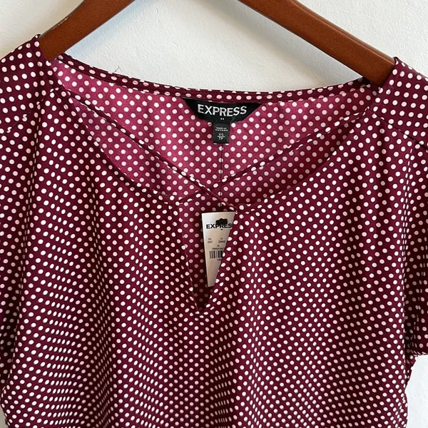 NWT Express Burgundy White Cap Sleeve Polka Dot Blouse Size Women's XS - Image 2