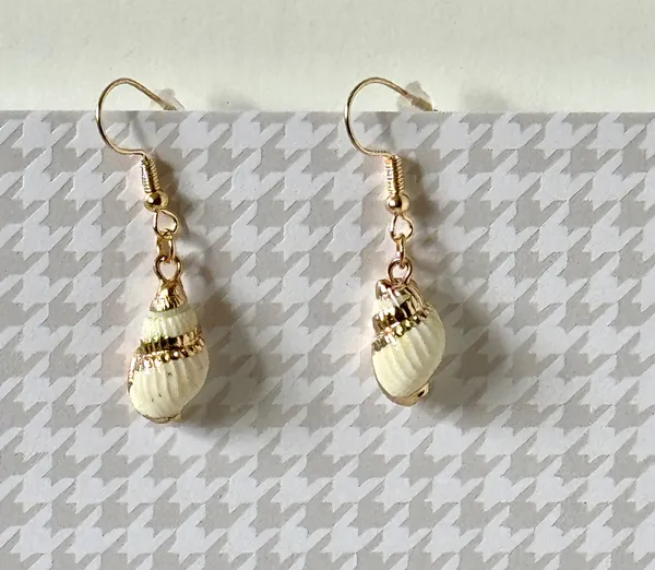 Sea Shell Earrings 🐚 Gold - Image 4