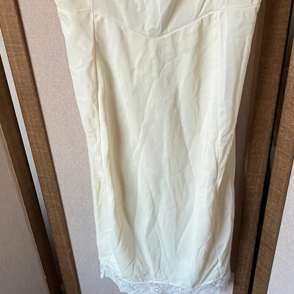 FINAL MARKDOWN Lace Trim vintage slip 36 - Image 4