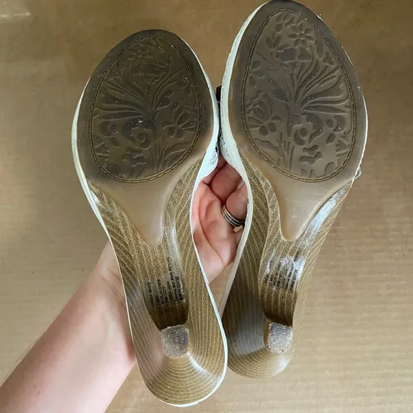 Sonoma Cheeky White Leather Floral Wedge Heels Sz 7 Sandals Boho Pyrography ! - Image 4