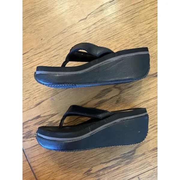 Volatile Women’s Black Thong Wedge Slip-On Sandals Logo Accent US 7.5 - Image 4