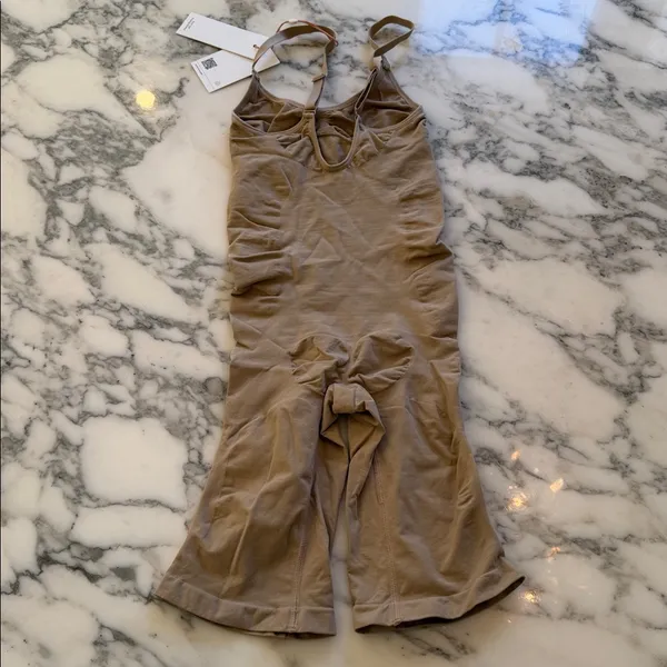 NWT Quince Mid-Thigh Sculpting Bodysuit – Clay Tan, Size M Sold Out Online - Image 7