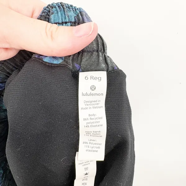 Lululemon Womens Floral Shift Blue Multi‎ Black Hotty Hot Running Shorts Size 6 - Image 5