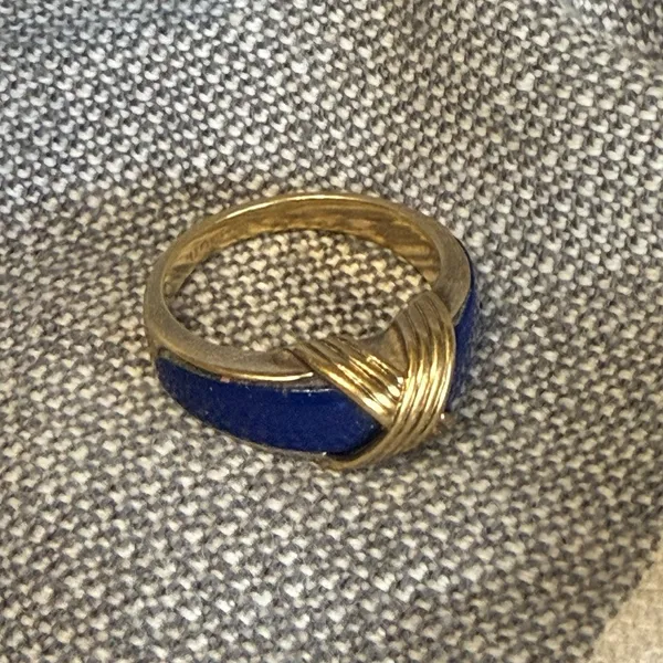 VTG Avon Ring‎ Gold Tone Sz 7.5 Criss Cross Design Band Navy Blue Retro 90s Y2K - Image 6