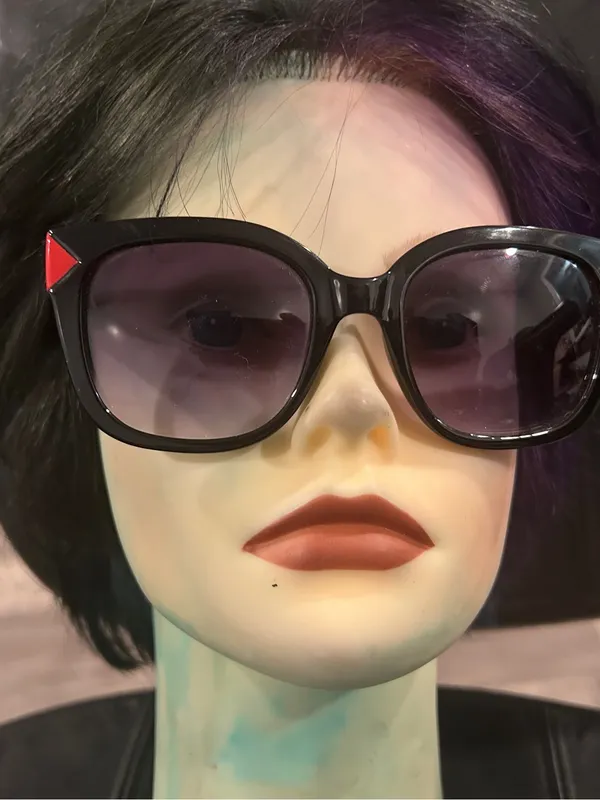 Guess Black Cat-Eye Sunglasses with Pink Corner Accents - Image 4