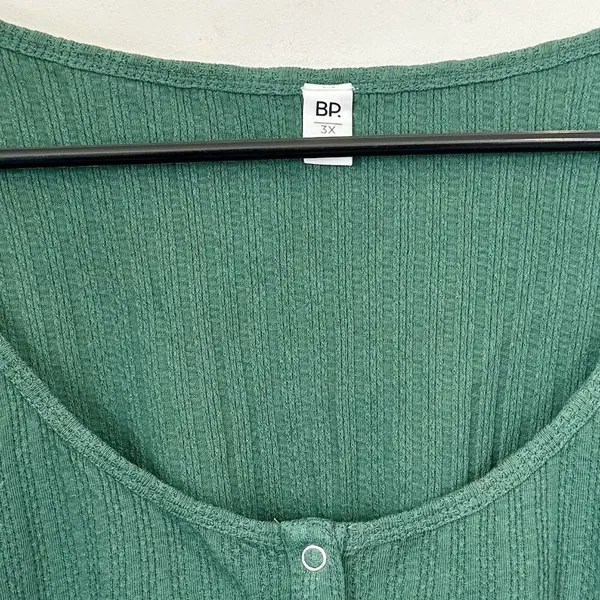 NWT bp Dark Green Pointelle Rib Cropped Short Sleeved Henley - Size: 3X - Image 3