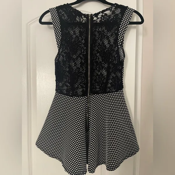 Black and White Polka Dot Bloues Size L - Image 2