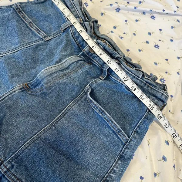 Abercrombie & Fitch Sz:32/14 Mall Brand high waited denim shorts ruffled waist. - Image 3