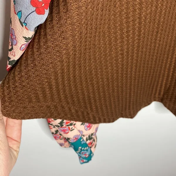 Tracies relaxed cut waffle knit thermal with contrast floral boho sleeves size L - Image 9