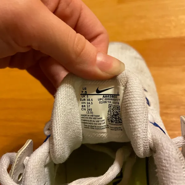 White Nike women’s shoes - Image 4