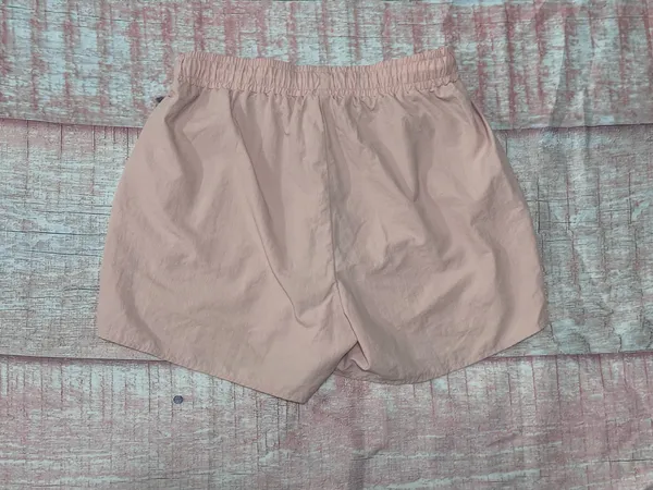 Alo Yoga Alumni Shorts Pink Quartz Medium - Image 4