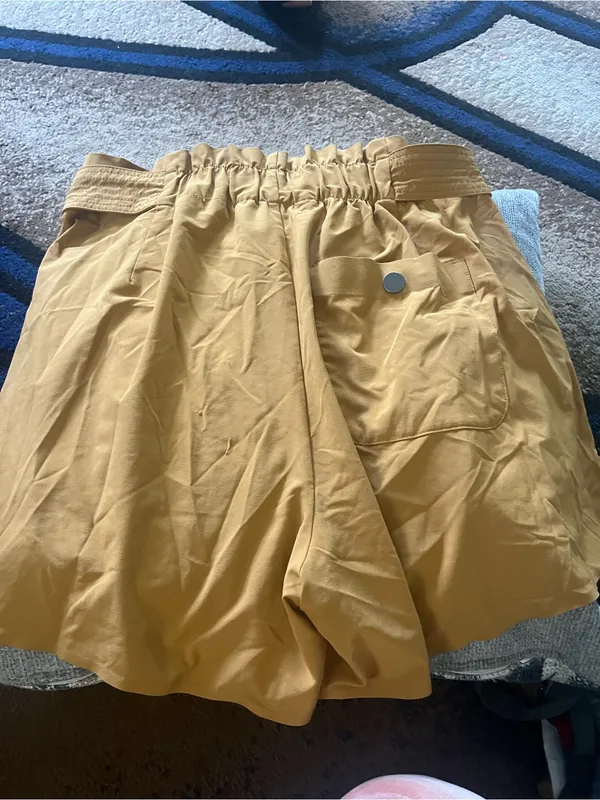 Athleta Golden Mustard High-Waist Pleated Women's Shorts - Image 6