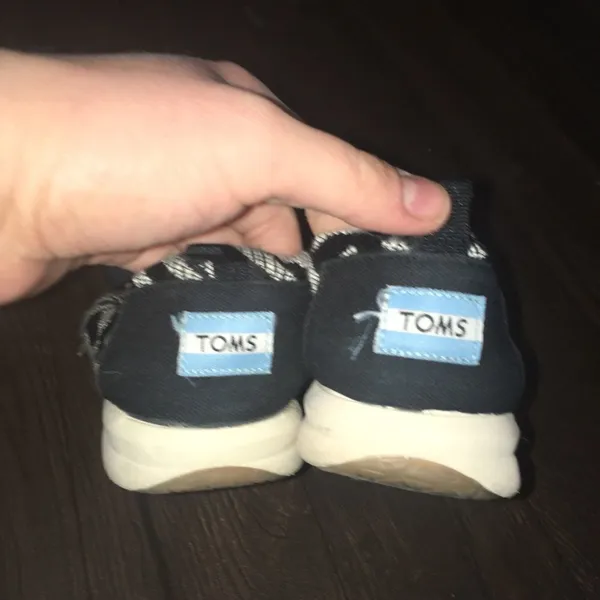 Tom’s 7.5 black and white abstract striped tennis shoes/sneakers - Image 2