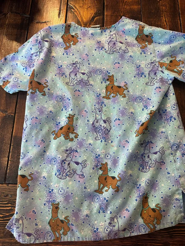 Warner Brothers Scooby Doo vintage 1997 scrub top - Image 2