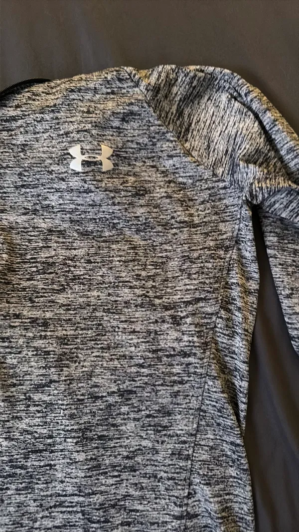 HeatGear Under Armour Women’s grey long sleeve sweatshirts - Image 7