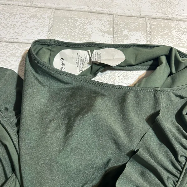 NWOT - H&M Woman’s One Piece Vacation Swimsuit in Dark Green Size Medium - Image 6