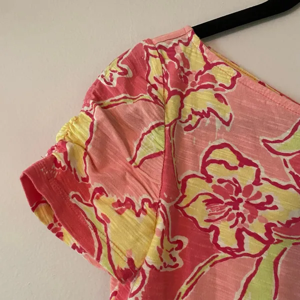 Lilly Pulitzer Pink Yellow Floral Cotton T-Shirt V-neck Preppy Women's size XS - Image 3