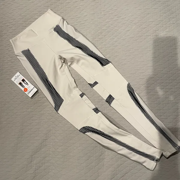 ALO High- Waisted Electric Leggings in Bone / Black SMALL - Image 2