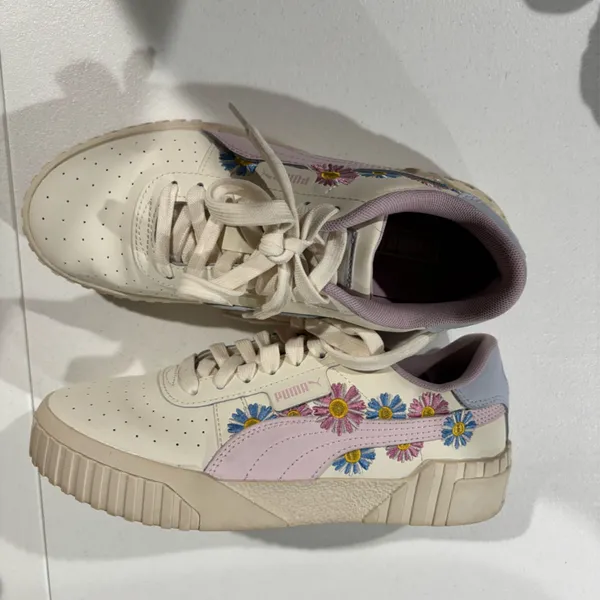 Puma sneakers size 7 - Image 3