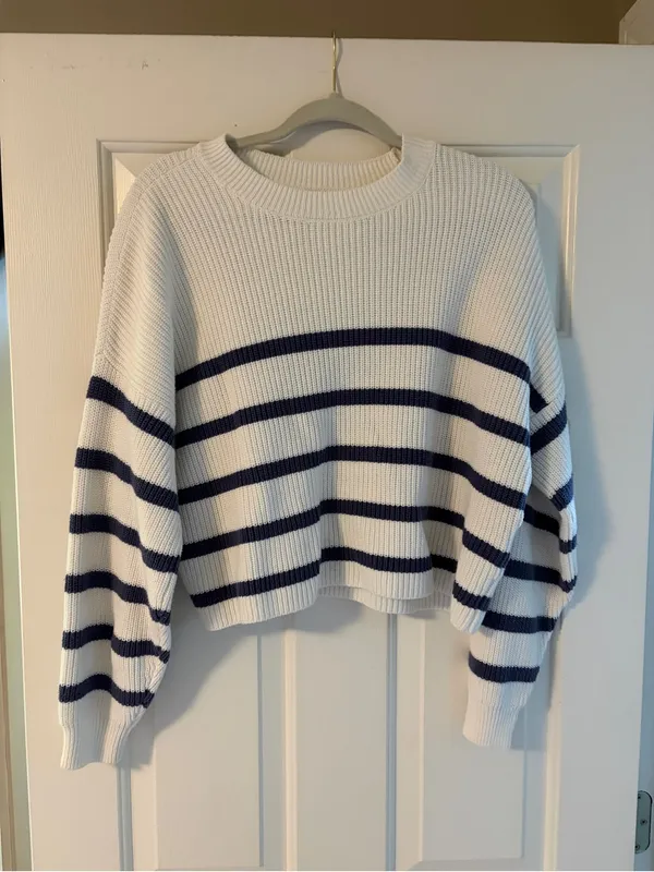 Hollister Crewneck Sweater in White and Navy - Image 2