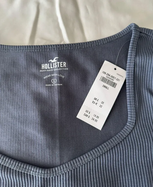 Hollister Light Blue Rib Knit Cropped Tee - Image 4
