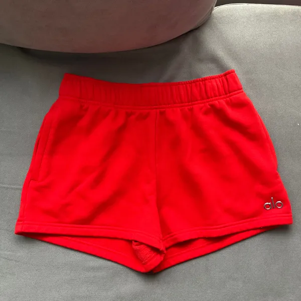 Alo Yoga Accolade Short Bright Red XS - Image 2