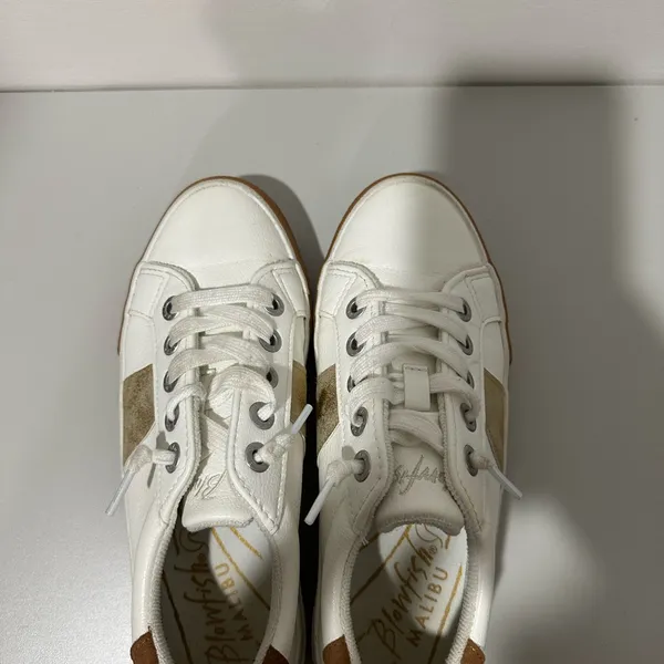 White Leather Sneakers with Gold Accent and Tan Trim - Image 4