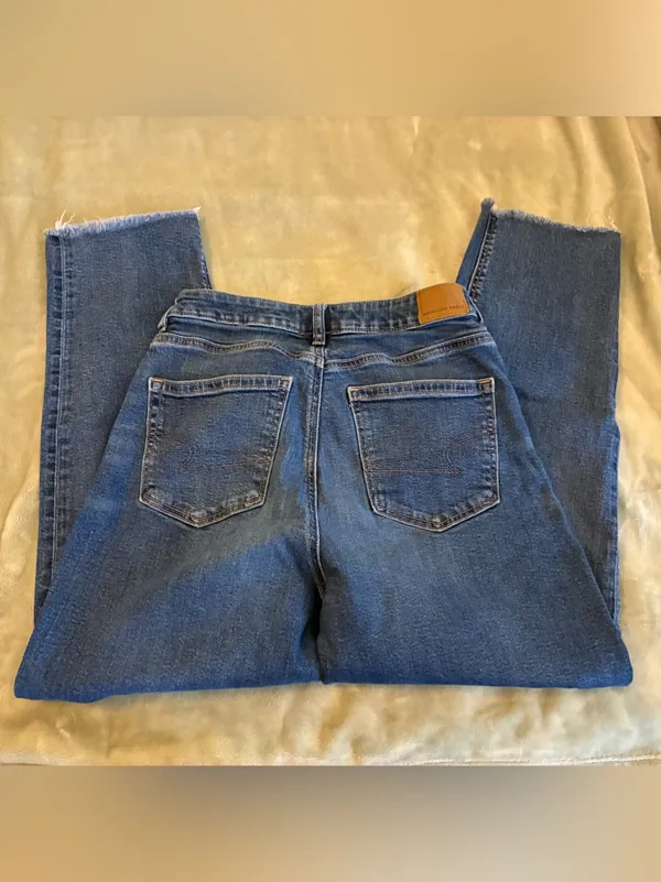 Women’s American Eagle Classic Stretch Mom Straight Jeans in Medium Blue Size 8 - Image 10