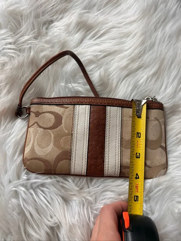 Coach Y2K brown wristlet small signature sees with the leather strip - Image 5