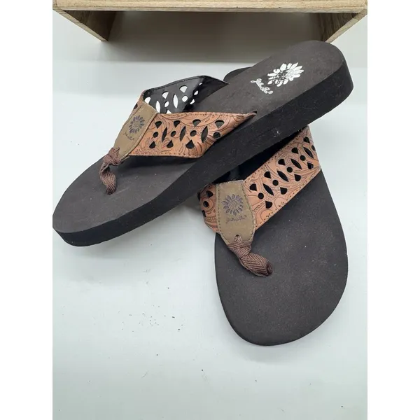 Yellow Box Shanda Sandals Womens 7.5 Brown Leather Flower Die Cut Straps - Image 4