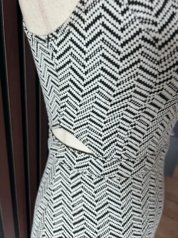 Abercrombie and Fitch black and white cut out sides dress size xs Sleeveless Geo - Image 2