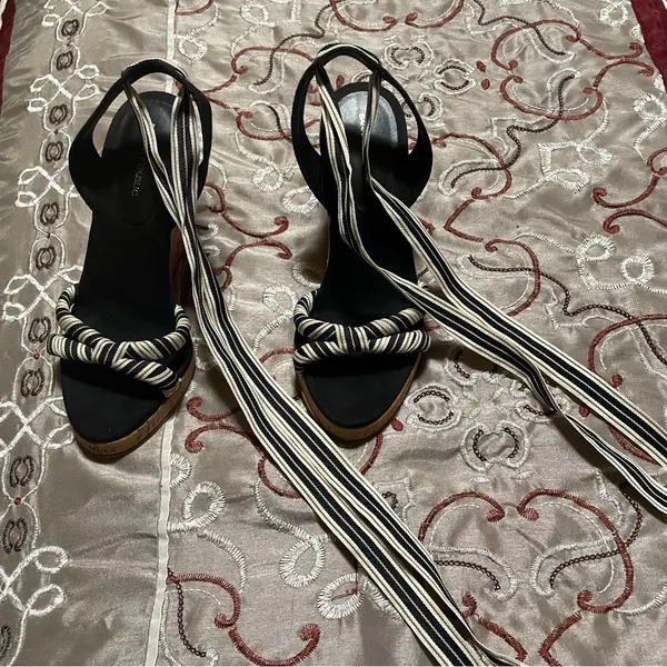 Banana Republic Black and Cream Twisted Sandals - Image 2
