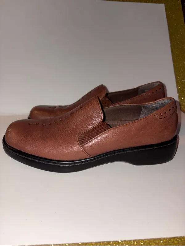 Naturalizer Women's Brown Slip-On Loafers - Image 3