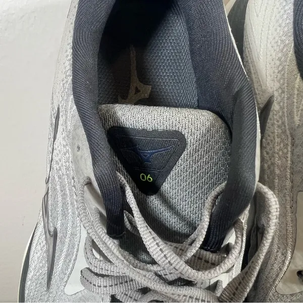 Mizuno Wave Sky 6 Women's Shoe Size 7.5 #231A - Image 9